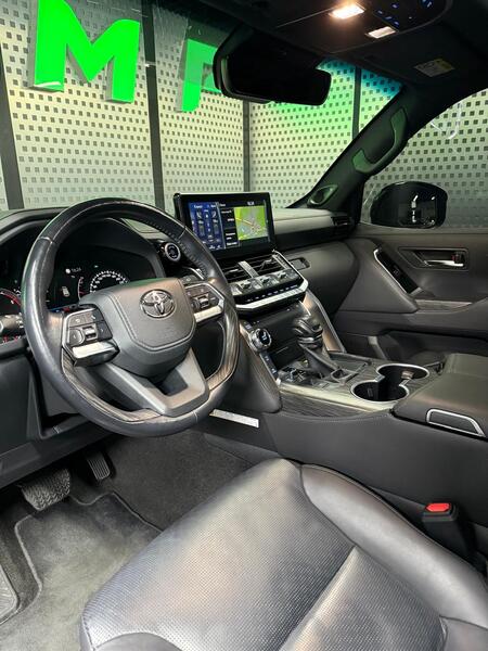 Toyota Land Cruiser 300