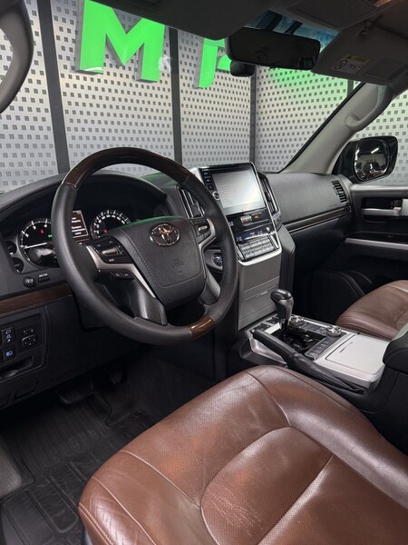 Toyota Land Cruiser 200