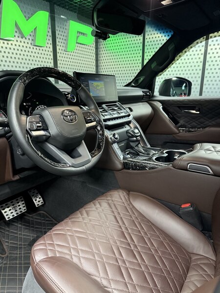 Toyota Land Cruiser 300 VIP